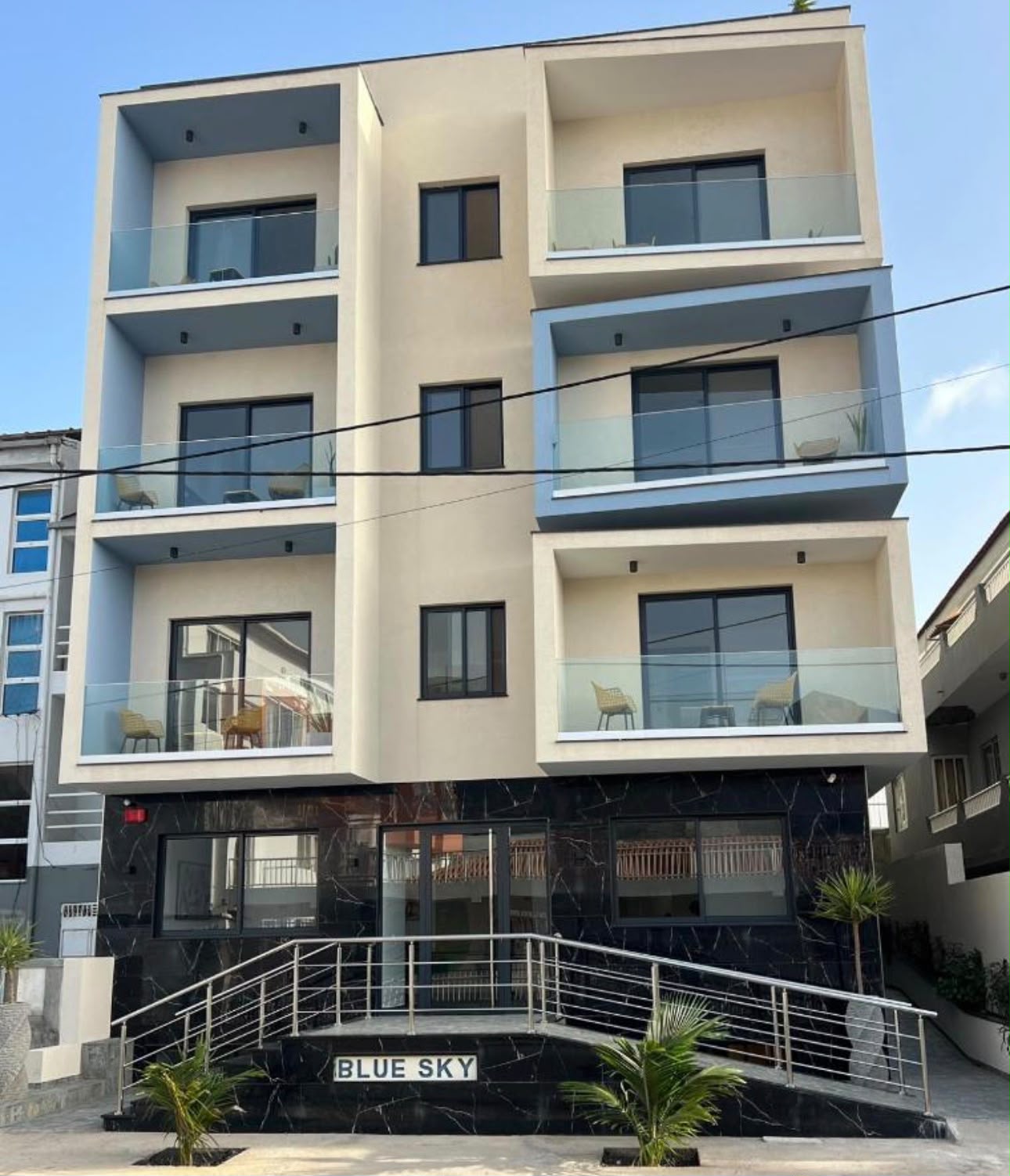 Fachada do Hotel Blue Sky
